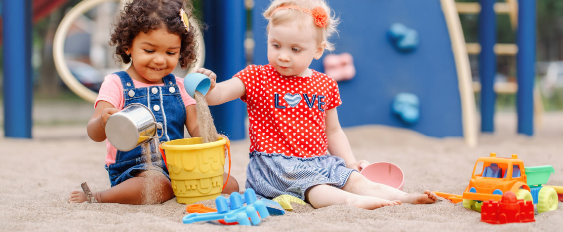 Spielende Kitakind im Sandkasten